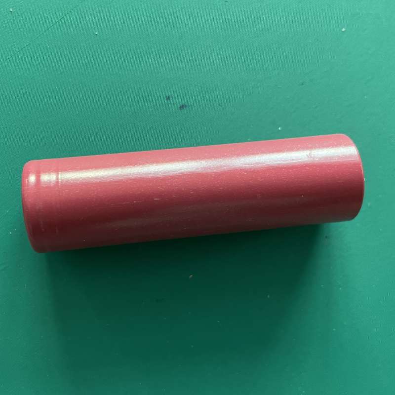 Vue rapprochée du pôle positif batterie VTC6 30A